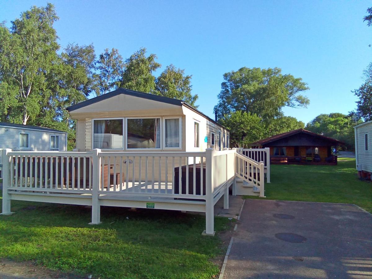 Beautiful 3 Bedroom Caravan With Hot Tub - Tattershall Lakes Kültér fotó
